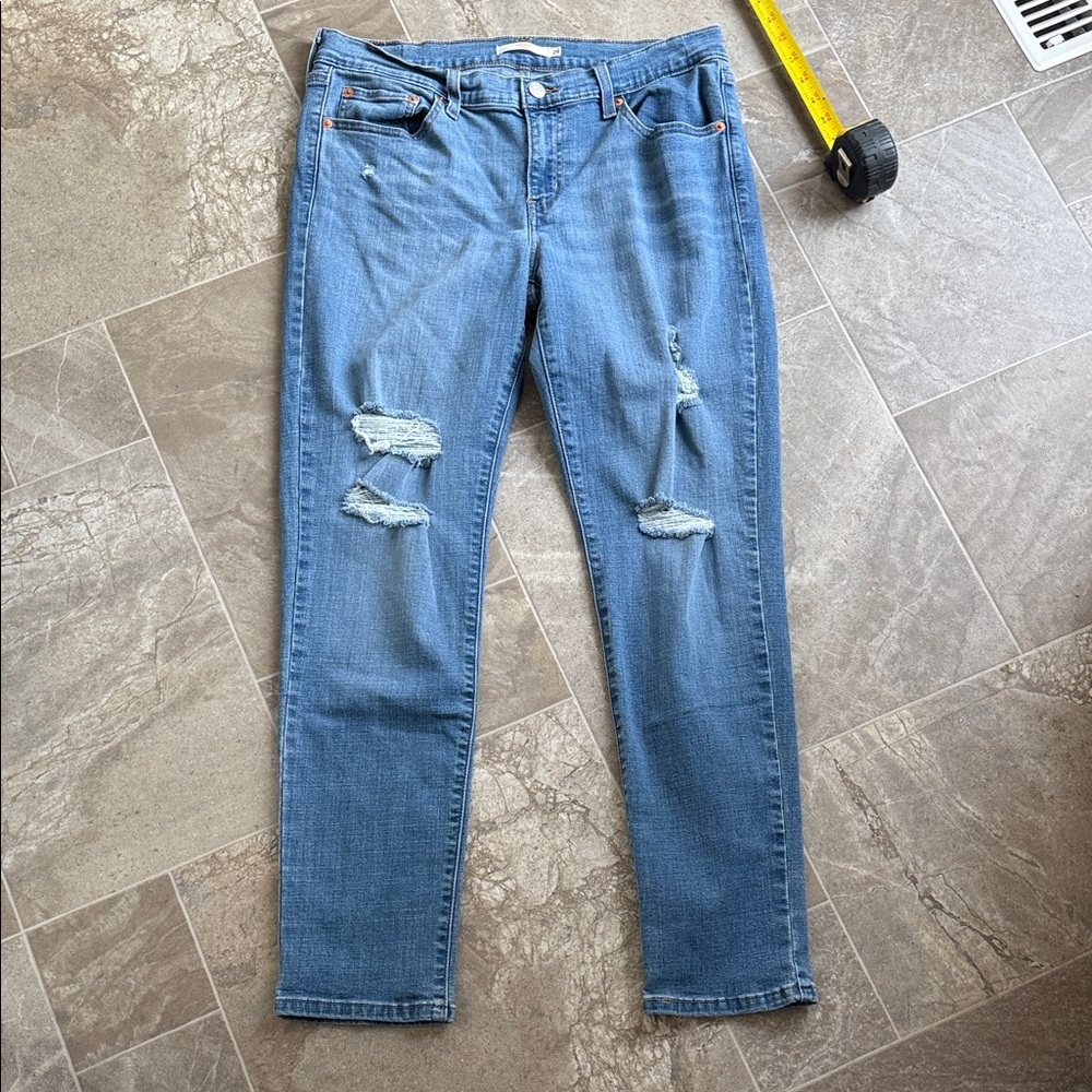 Levi’s Boyfriend size 29/30 Women's light wash Blue Distressed Jean